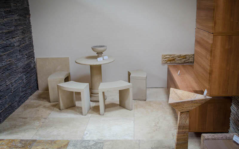 Kamenný stôl a stoličky